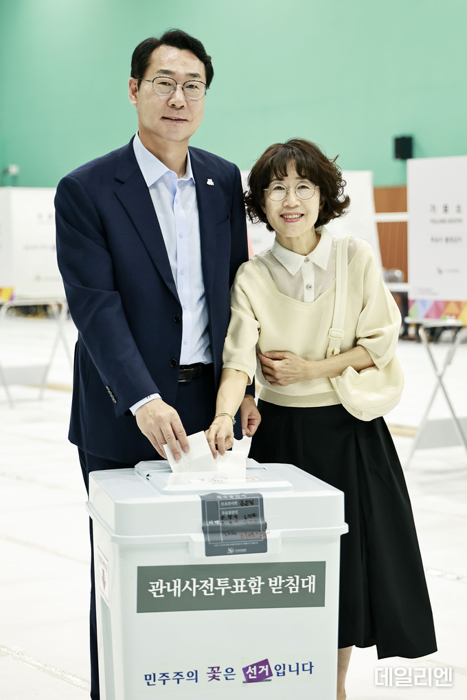 정명근 화성특례시장이 29일 부인 이선희 여사와 함께 봉담읍사전투표소에서 사전투표를 하고 있다.