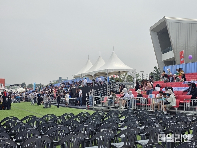 지난해 보다 현격히 축소된 메인무대 관람석