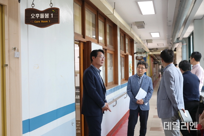  정명근 화성특례시장이 관내 초등학교에 방문해 교육 및 돌봄현장을 점검하고 있다.