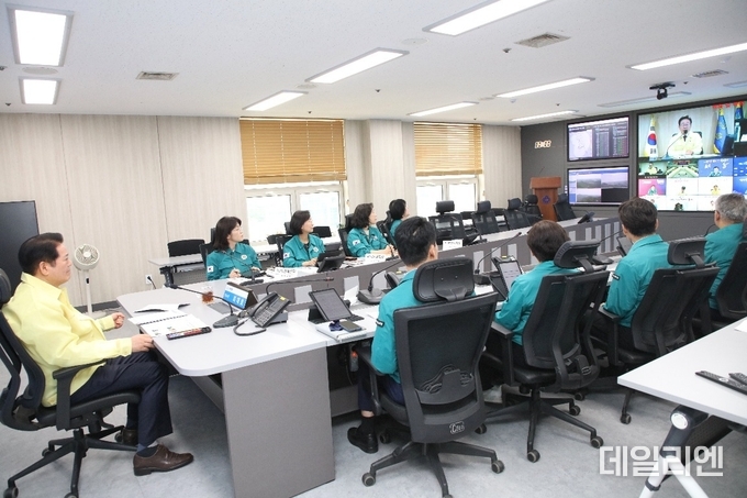 최대호 안양시장(맨 왼쪽)이 5일 시청 재난안전상황실에서 열린 대통령 주재 안전치안 점검회의에 참여하고 있다.