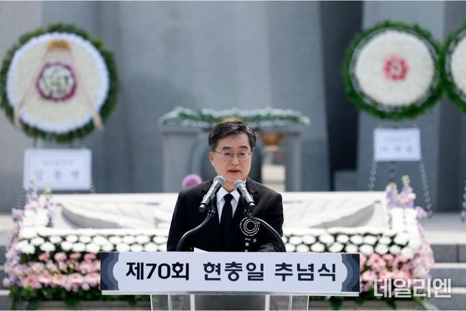 김동연 경기도지사가 6일 수원시 인계동 현충탑에서 열린 제70회 현충일 추념식에서 추도사를 낭독하고 있다.