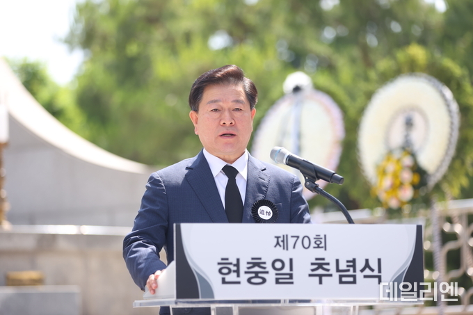 박승원 광명시장이 6일 광명시 현충공원에서 열린 제70회 현충일 추념식에서 추도사를 낭독하고 있다.
