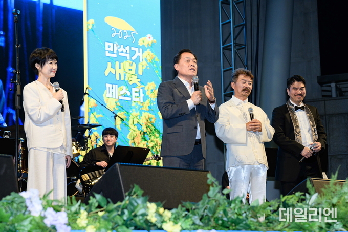 이재준 수원시장이 5일 ‘2025 만석거 새빛페스타’ 개막 무대에 올라 인사말을 하고 있다. 이날 행사에는 다채로운 공연과 함께 시민참여 프로그램이 함께 진행됐다.