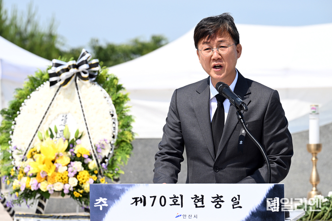 이민근 안산시장이 6일 단원구 원곡공원 현충탑에서 열린 제70회 현충일 추념식에서 추념사를 통해 순국선열과 호국영령의 숭고한 희생정신을 기리고 있다.