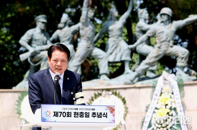 최대호 안양시장이 6일 안양 현충탑에서 열린 제70회 현충일 추념식에서 추념사를 통해 순국선열과 호국영령의 숭고한 희생정신을 기리고 있다.