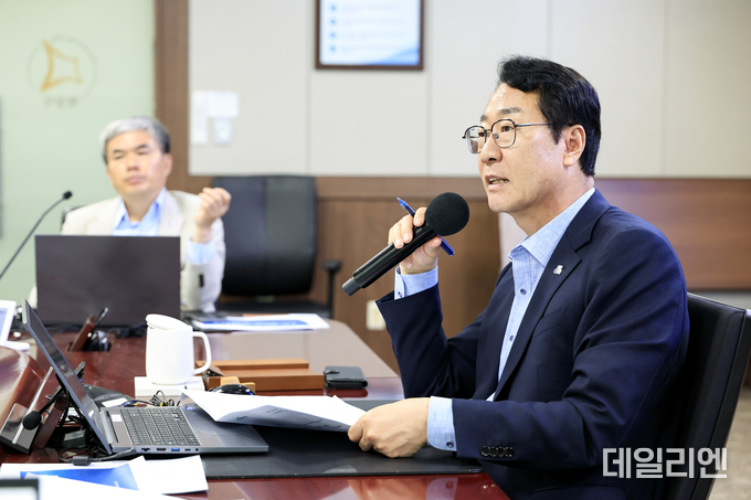 정명근 화성특례시장이 새 정부 정책 변화에 대응한 시의 전략 방향을 설명하며, 보고에 그치지 않는 실행 중심의 구체적 대응책 마련을 각 부서에 당부하고 있다.