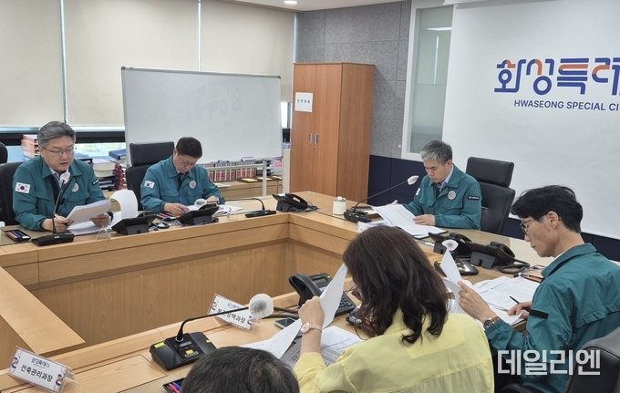  화성특례시가 12일 시청 상황실에서 정구원 제1부시장 주재로 안전대책 추진상황 점검회의를 개최하고 있다
