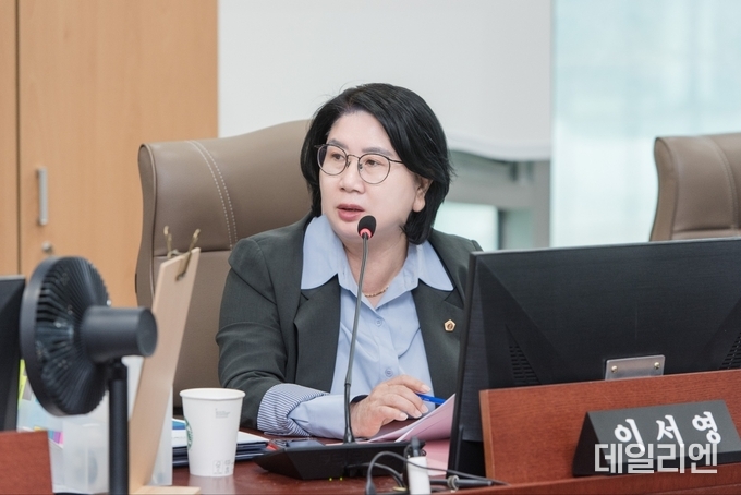 경기도의회 교육행정위원회 이서영 의원이 2024회계연도 경기도교육청 결산심사에서 교육예산 집행의 비효율성과 반복된 이월·불용 문제를 지적하며 질의하고 있다.