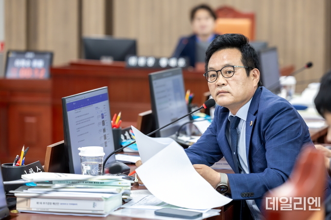 경기도의회 문화체육관광위원회 이학수 의원이 2024회계연도 문화체육관광국 결산 심사에서 반복되는 보조금 정산 지연과 예산 이월 문제를 지적하며 예산 집행의 실효성과 행정 책임성을 촉구하고 있다.