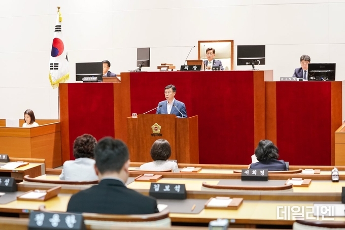 신상진 성남시장이 13일 성남시의회 제1차 정례회 제2차 본회의에서 시정질문에 대한 총괄 답변을 통해 과학고 유치, 결혼친화정책, 미래산업 육성 등 주요 시정 방향을 설명하고 있다.