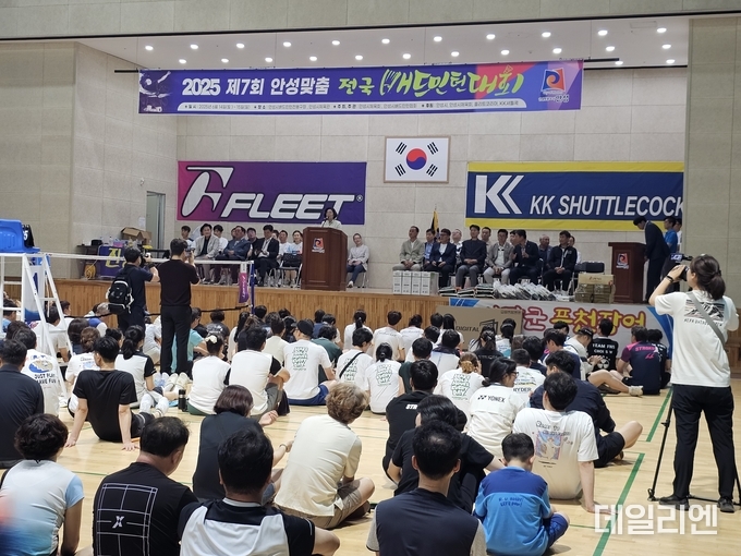 안성맞춤배드민턴전용구장에서 15일 열린 ‘제7회 안성한우축제 전국배드민턴대회’ 개회식에서 김보라 안성시장이 환영사를 전하고 있다. 이날 개회식에는 500여 명의 동호인과 주요 내빈이 참석해 자리를 빛냈다.