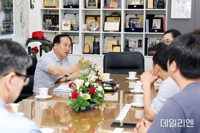 이권재 오산시장이 19일 집무실에서 오산·동탄 초대형 물류센터 건립을 반대하는 비상대책위원회와 간담회를 갖고 대응 방안을 논의하고 있다.