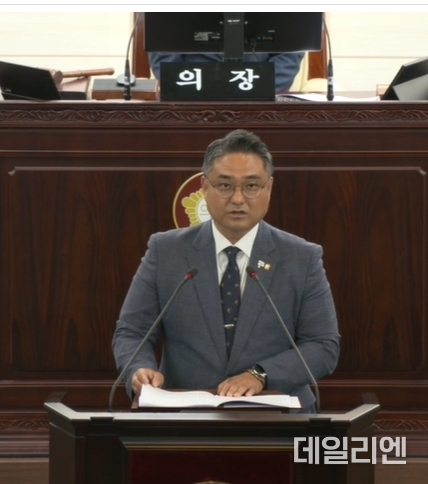 화성시의회 제242회 정례회 제2차 본회의에서 시정질문에 나선 김상균 의원이 유스호스텔 운영 방식과 관련해 정명근 화성시장에게 질의하고 있다.