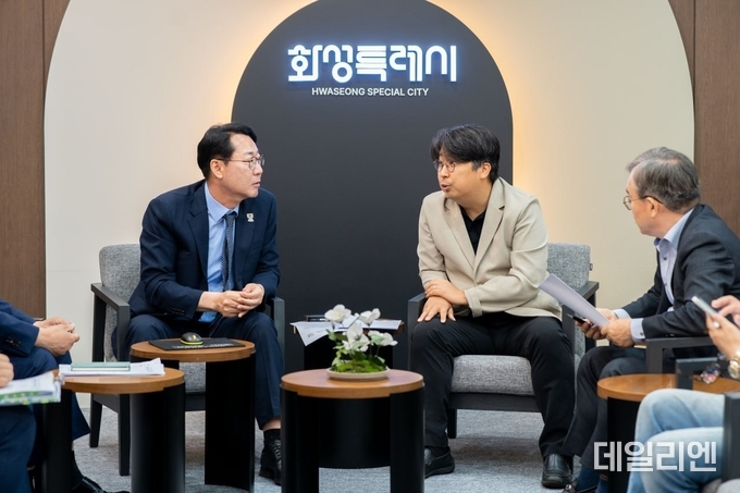 차지호 국회의원과 정명근 화성시장이 화성특례시청에서 동탄 유통3부지 물류센터 건립 문제와 관련해 면담을 진행하고 있다.