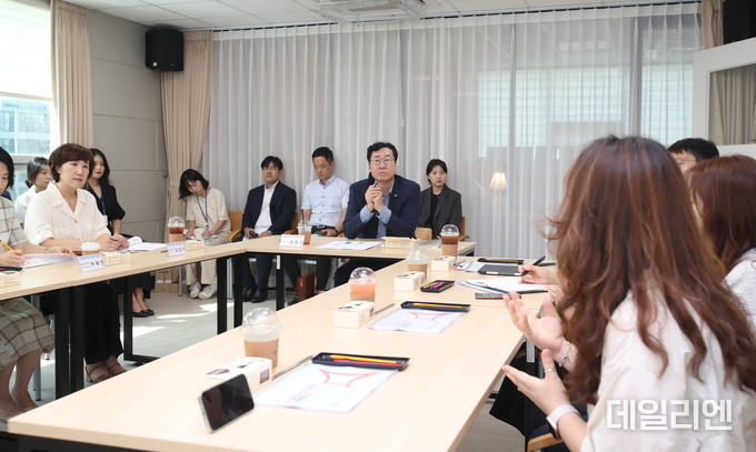 정명근 화성특례시장이 자살예방 핫라인센터를 방문해 상담 직원들의 의견을 듣고 있다.