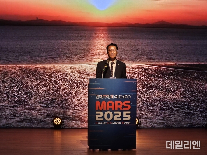 정명근 화성특례시장이 18일 서울 코엑스에서 열린 ‘MARS 2025 화성 AI 엑스포’ 개막식에서 개회사를 하고 있다. 정 시장은 이날 “AI 사피엔스 시대, 지방정부가 국가 혁신의 중심이 돼야 한다”며 화성시의 AI 기반 행정·복지·산업 전략을 소개했다.