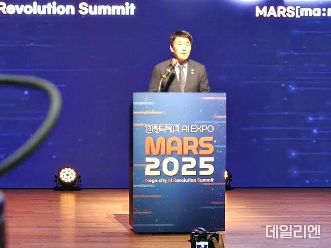 화성시의회 배정수 의장이 18일 서울 코엑스에서 열린 ‘MARS 2025 화성 AI 엑스포’ 개막식에서 축사를 하고 있다. 배 의장은 이날 “AI는 시민 중심의 기술이어야 하며, 화성시의회도 AI 도시 구현에 적극 나서겠다”고 밝혔다.