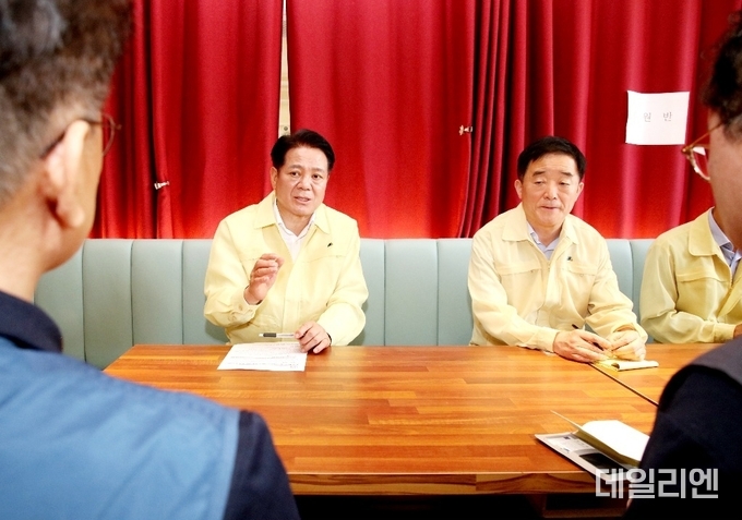 최대호 안양시장(왼쪽)과 강득구 국회의원(오른쪽)이 18일 신안산선 광명 구간 지하터널 붕괴 사고와 관련해 사고수습본부에서 시행사 및 시공사 관계자들과 만나 시민 불편 해소와 조속한 대책 마련을 논의하고 있다.