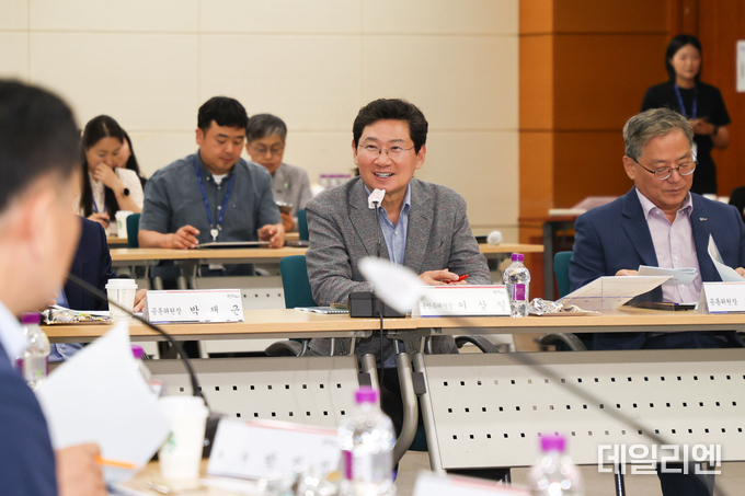 이상일 용인특례시장이 18일 열린 '2025년 제2회 반도체산업 경쟁력강화위원회' 회의에서 인사말을 하고 있다.