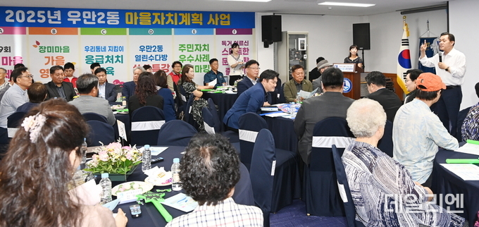 2024년 우만2동 주민총회에서 이재준 수원시장(맨 오른쪽)이 발언하고 있다.