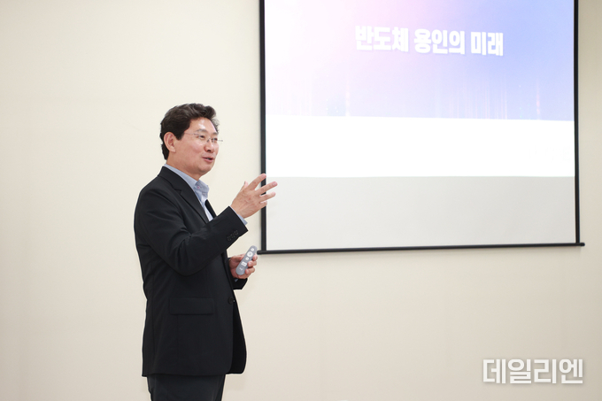  이상일 용인특례시장은 19일 UNIST 과정에서 '반도체 용인의 미래' 주제로 특강을 진행하고 있다.