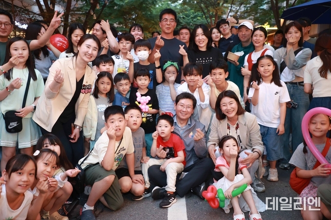 이상일 용인특례시장이 21일 보정동 카페거리에서 열린 ‘제1회 BOCA 커피 페스타’에 참석해 축제에 참여한 시민, 어린이들과 함께 기념촬영을 하며 소통하고 있다.
