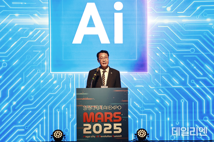  정명근 화성특례시장이 18일 MARS 2025 개회식에서 환영사를 하고 있다.