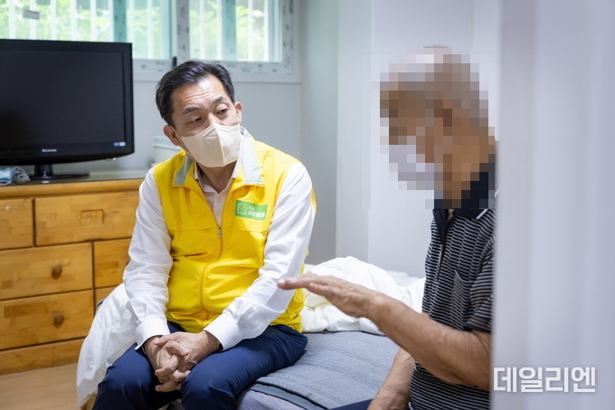 지난해 8월 이재준 수원시장이 수원새빛돌봄 지원 대상자 가구를 방문해 대화를 나누고 있다.
