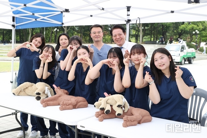 지난 7일 열린 반려동물 사랑나눔 축제서 연성대 반려동물보건과 학생 및 이왕희 교수(뒷줄 오른쪽 두번째) 이수정 교수(뒷줄 오른쪽 세번째) 최대호 안양시장(뒷줄 오른쪽 첫번째)이 기념사진을 찍고 있다 