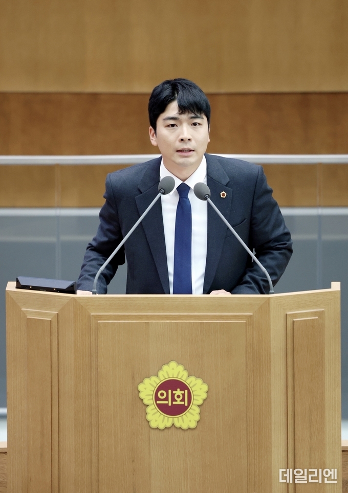 정동혁 경기도의원(더불어민주당, 고양3)이 27일 제384회 경기도의회 정례회 제4차 본회의 5분 자유발언을 통해 청년 고용·주거 위기 대응과 대통령 청년 공약의 선제적 이행을 촉구하고 있다.