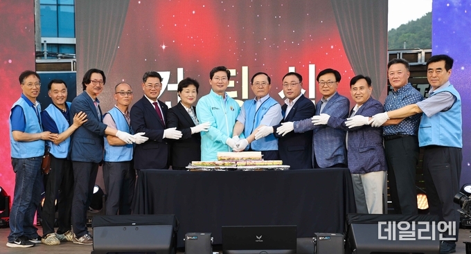 이상일 용인특례시장이 27일 ‘제5회 용인중앙시장 별빛마당 야시장’ 개장식에 참석해 상인회 및 지역 인사들과 함께 케이크 커팅식을 하고 있다.