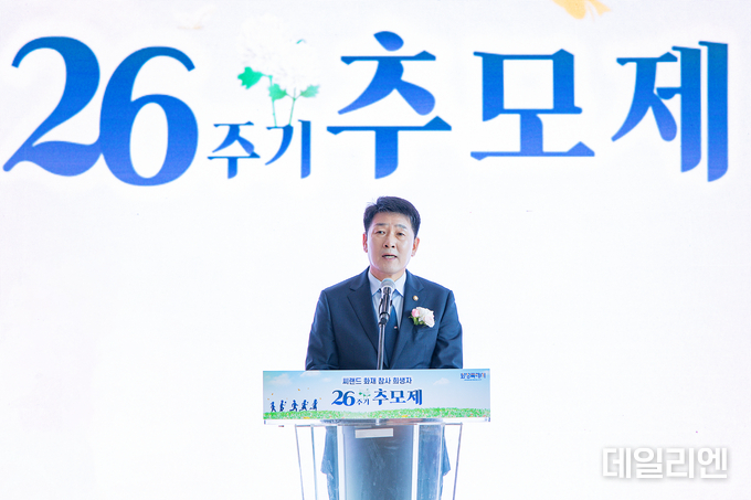 배정수 화성특례시의회 의장이 30일 씨랜드 화재 참사 희생자 26주기 추모제에서 추도사를 하고 있다.