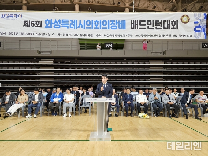 화성종합경기타운 실내체육관에서 5일 열린 제6회 화성특례시의회 의장배 배드민턴대회 개회식에서 배정수 화성시의회 의장이 대회사를 하고 있다.