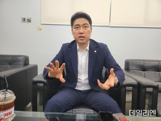 대한배드민턴협회 김동문 회장이 인터뷰를 통해 한국 배드민턴의 발전 방향과 생활체육 저변 확대에 대해 설명하고 있다.