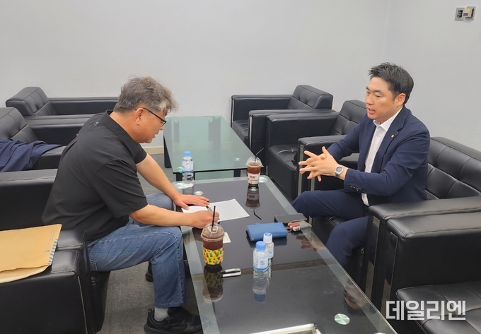 대한배드민턴협회 김동문 회장이 데일리엔과 인터뷰를 진행하며 한국 배드민턴의 정책 방향과 생활체육 활성화 방안에 대해 설명하고 있다.