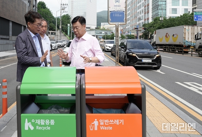 신상진 성남시장이 지난 6월 27일 거리에 설치한 쓰레기통에 대한 점검을 벌이고 있다.