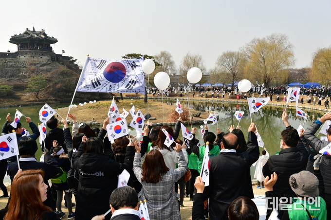 지난 2019년 3·1운동 100주년 기념 시민문화제에서 수원시민들이 방화수류정에서의 만세운동을 재현하고 있다.