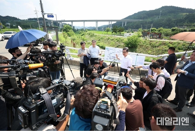 김동연 경기도지사가 8일 서울~양평고속도로 원안 종점지인 양평군 양서면 청계리에서 현장 브리핑을 열고, 관련 특혜 의혹에 대해 경기도가 특검 수사에 선제적으로 협조하겠다는 입장을 밝히고 있다. 김 지사는 “감사가 아닌 수사를 통해 진상이 밝혀져야 한다”며 “경기도는 필요한 경우 자료 임의 제출도 검토하겠다”고 말했다.