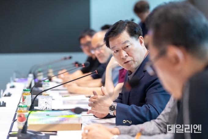 8일 광명시청 컨퍼런스룸에서 열린 ‘차량기지 광명이전 백지화 시민활동 기록화 용역’ 최종보고회에서 박승원 광명시장이 시민 기록화 사업의 의미와 향후 활용 방안에 대해 설명하고 있다. 이날 회의에서는 시민추진단과 함께 웹 아카이브 구축, 백서 발간, 상징 조형물 설치 등 기록화 사업의 세부 추진 계획이 공유됐다.