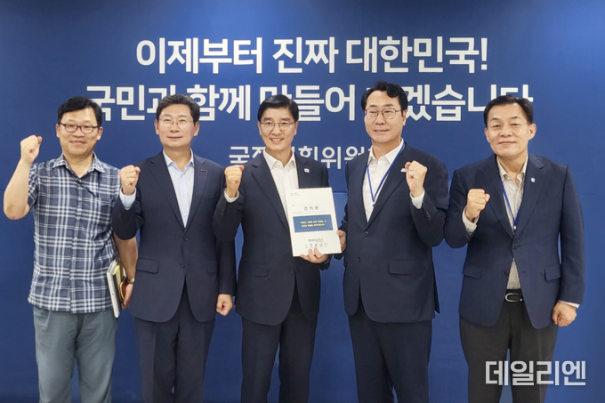 정명근 특례시시장협의회장(오른쪽 두번째)이 9일 이해식 국정기획위원회 정치행정분과장(중앙)에게 특례시지원특별법(안)의 신속한 제정을 촉구하는 건의문을 전달하고 기념 촬영을 하고 있다.