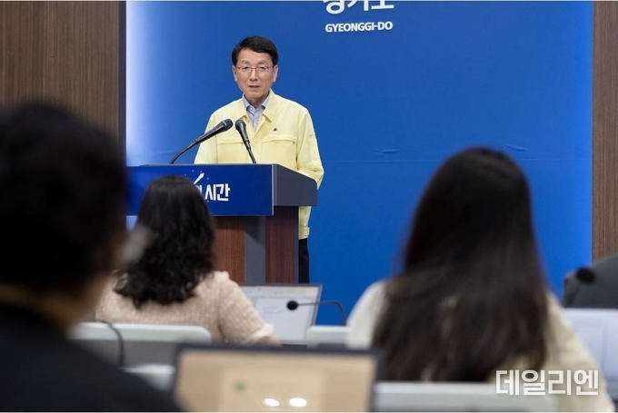11일 오전 경기도청 브리핑룸에서 김성중 경기도 행정1부지사가 극한 폭염 대응을 위한 긴급 대책을 발표하고 있다.