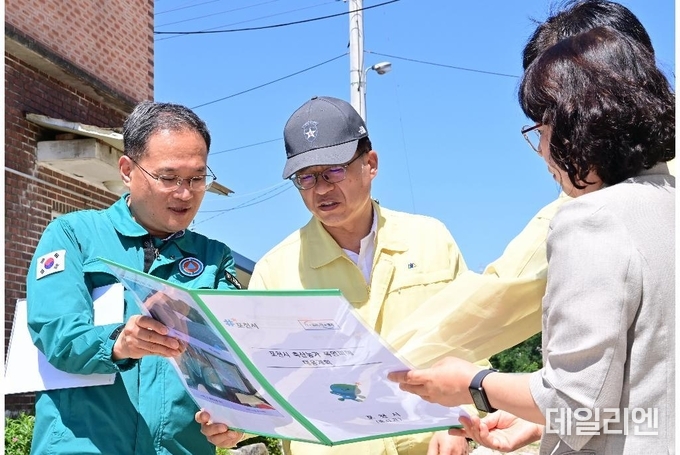 경기도 김대순 행정2부지사(가운데)가 11일 오전 포천시 소재 축산농가를 방문해 폭염 대응 현장을 점검하고, 축산농가의 경영 상황을 청취하고 있다.