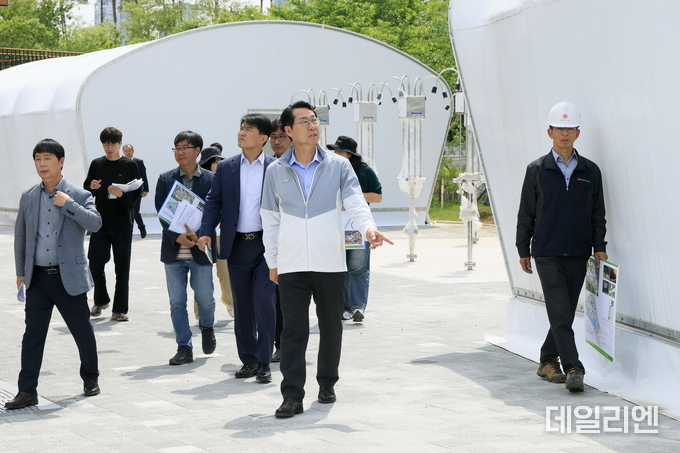 정명근 화성특례시장이 동탄패밀리풀 문화공원 현장을 점검하고 있다.