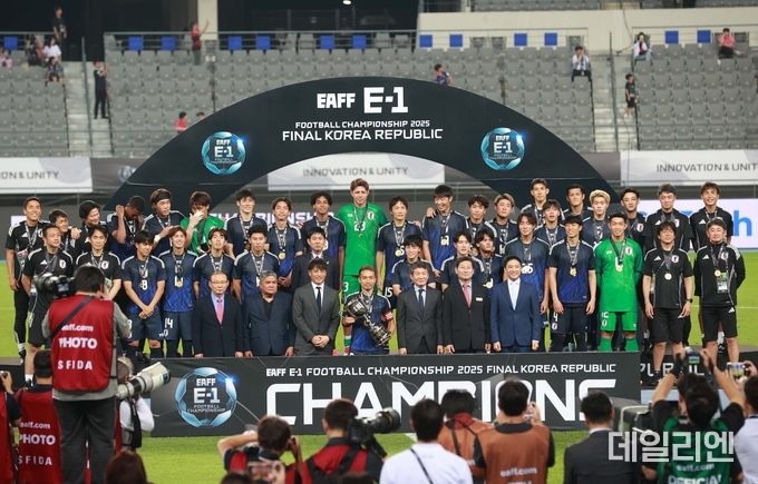 15일 용인미르스타디움에서 이상일 시장이 정몽규 회장, 박항서 KFA 부회장 등과 E-1 챔피언십 우승팀과 기념사진을 촬영하고 있다.