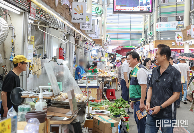 지난 10일 삼미시장 풍경, 임병택 시흥시장과 상인이 대화를 나누고 있다.