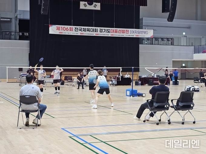 오산오색문화체육센터에서 16일과 17일 열린 ‘제106회 전국체육대회 경기도대표 선발전 여자일반부 복식 경기’에서 화성시청 배드민턴팀 선수들이 경기에 집중하고 있다