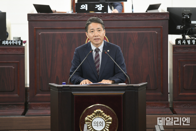 화성특례시의회 임채덕 의원이 제243회 임시회 제2차 본회의에서 진안신도시 개발과 관련해 시정질문을 하고 있다.