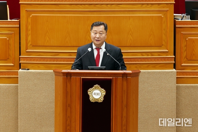 안양시의회 김정중 의원이 제304회 임시회 본회의에서 전통시장 주차난과 폭염 대응에 대한 5분 자유발언을 하고 있다.