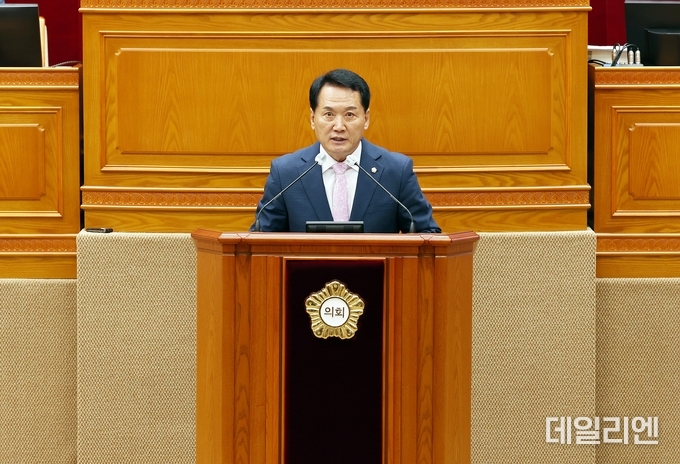 안양시의회 음경택 의원이 제304회 임시회 제2차 본회의에서 5번 마을버스 노선 변경과 관련한 집행기관의 절차 문제와 의회 경시 행태를 지적하며 5분 자유발언을 하고 있다.