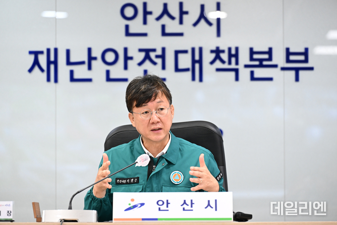 이민근 안산시장이 18일 안산시 재난안전대책본부 회의에서 집중호우 대응 상황을 점검하며 관계자들에게 철저한 대비와 현장 점검 강화를 지시하고 있다.